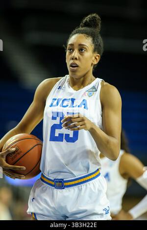 11. Februar 2018 Los Angeles, CA. UCLA Bruins stürzte Monique Billings (25) vor einem Freiwurf während des Arizona State vs. UCLA Bruins in Westwood am 11. Februar 2018. (Foto von Jevone Moore)(Bild: &Copy; Jevone Moore/CSM via ZUMA Wire) Stockfoto