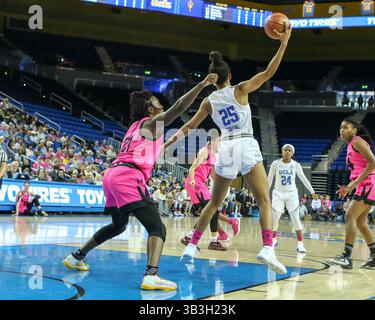 11. Februar 2018 Los Angeles, CA. UCLA Bruins Stürmer Monique Billings (25) brachte am 11. Februar 2018 einen Pass bei den Frauen Arizona State gegen UCLA Bruins in Westwood ein. (Foto von Jevone Moore)(Bild: &Copy; Jevone Moore/CSM via ZUMA Wire) Stockfoto