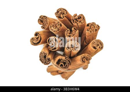Zimtstangen isoliert auf weißem Hintergrund mit voller Schärfentiefe. Draufsicht. Flache Lagen. Stockfoto