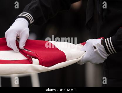 16. Januar 2018 - Annapolis, Maryland, USA - die Flagge, die den Sarg des ehemaligen NASA-Astronauten Captain Bruce McCandless II, USN (Ret.) Er wurde während seiner Beerdigungsgottesdienste am Dienstag, den 16. Januar 2018, auf dem United States Naval Academy Cemetery in Annapolis, Maryland, gefaltet. (Kreditbild: © Bill Ingalls/ZUMA Wire/ZUMAPRESS.com) Stockfoto