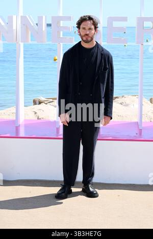 Cannes, Frankreich. April 2025. Cannes - 8. Internationales Canneseries Festival - Fotoruf „Monte Cristo“ - Sam Claflin Credit: Unabhängige Fotoagentur/Alamy Live News Stockfoto