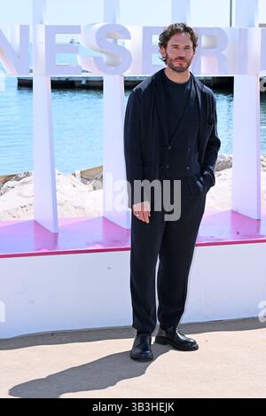 Cannes, Frankreich. April 2025. Cannes - 8. Internationales Canneseries Festival - Fotoruf „Monte Cristo“ - Sam Claflin Credit: Unabhängige Fotoagentur/Alamy Live News Stockfoto