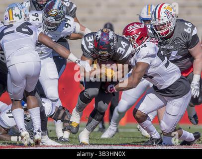 20. Januar 2018: Die US-amerikanische Nationalmannschaft Demario Richard, der aus Arizona State zurückläuft, wird vom US-amerikanischen Team Chris Covington Linebacker aus Indiana (54) während der ersten Hälfte des NFLPA Collegiate Bowl Game 2018 im Rose Bowl Stadium am Samstag, den 20. Januar 2018 gestoppt. (Kreditbild: © Maria Lysaker via ZUMA Wire) Stockfoto