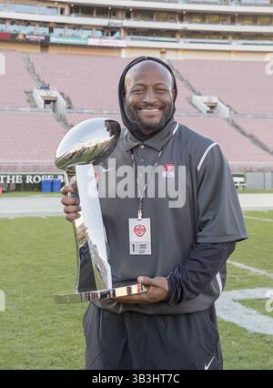 21. Januar 2018 – Pasadena, Kalifornien, USA – Running Back-Trainer Lamont Jordan der Nationalmannschaft nach dem Spiel mit der Siegertrophäe des NFLPA Collegiate Bowl Game 2018 im Rose Bowl Stadium am Samstag, den 20. Januar 2018. (Kreditbild: © Maria Lysaker via ZUMA Wire) Stockfoto