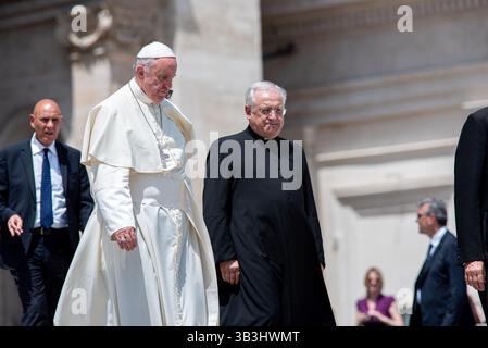 Papst Franziskus küsst während der Messe ein Jesuskind in St. Peter Basilca Stockfoto