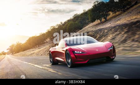 November 2017 – Hawthorne, Kalifornien, USA – Vorderansicht in roter Farbe im Freien auf der Straße. Tesla Motors 2020 Roadster. E. Musk behauptet, es sei das schnellste Serienfahrzeug, das je gebaut wurde. Das Basismodell kann in 1,9 Sekunden von 0 auf 60 Meilen pro Stunde fahren, was ein Rekord wäre. In 4 Sekunden geht es 0 bis 100 Meilen pro Stunde. Es wird einen Akku mit 200 Kilowattstunden haben und 620 km mit einer einzigen Ladung fahren können. Die ersten 1.000 Fahrzeuge Kosten jeweils 250.000 US-Dollar, die vollständig im Voraus bezahlt werden, wobei die späteren Modelle ab 200 000 US-Dollar anfangen. (Kreditbild: © Tesla Motors/ZUMA Wire/ZUMAPRESS.com Stockfoto