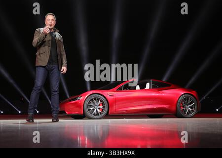 November 2017 – Hawthorne, Kalifornien, USA – Tesla Motors 2020 Roadster. ELON MUSK behauptet, es sei der schnellste Serienwagen, der je gebaut wurde. Das Basismodell kann in 1,9 Sekunden von 0 auf 60 Meilen pro Stunde fahren, was ein Rekord wäre. In 4 Sekunden geht es 0 bis 100 Meilen pro Stunde. Es wird einen Akku mit 200 Kilowattstunden haben und 620 km mit einer einzigen Ladung fahren können. Die ersten 1.000 Fahrzeuge Kosten jeweils 250.000 US-Dollar, die vollständig im Voraus bezahlt werden, wobei die späteren Modelle ab 200 000 US-Dollar anfangen. (Kreditbild: © Tesla Motors via ZUMA Wire) Stockfoto