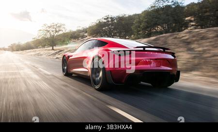 November 2017 – Hawthorne, Kalifornien, USA – Rückansicht in roter Farbe im Freien auf der Straße. Tesla Motors 2020 Roadster. E. Musk behauptet, es sei das schnellste Serienfahrzeug, das je gebaut wurde. Das Basismodell kann in 1,9 Sekunden von 0 auf 60 Meilen pro Stunde fahren, was ein Rekord wäre. In 4 Sekunden geht es 0 bis 100 Meilen pro Stunde. Es wird einen Akku mit 200 Kilowattstunden haben und 620 km mit einer einzigen Ladung fahren können. Die ersten 1.000 Fahrzeuge Kosten jeweils 250.000 US-Dollar, die vollständig im Voraus bezahlt werden, wobei die späteren Modelle ab 200 000 US-Dollar anfangen. (Kreditbild: © Tesla Motors/ZUMA Wire/ZUMAPRESS.com) Stockfoto