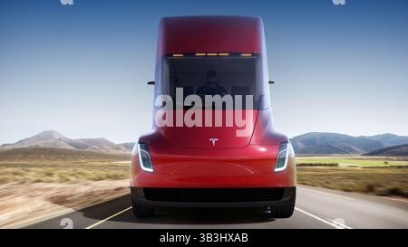 November 2017 - Hawthorne, Kalifornien, USA - Außendarstellung. E. Musk hat schon immer große Träume geträumt und heute Abend zeigte er seine größte Träumerei, den vollelektrischen Tesla Semi. Er wird von einem massiven Akku betrieben und kann 80.000 Pfund transportieren. Er kann 500 Meilen zwischen den Ladevorgängen umherwandern. Es fährt sogar selbst, zumindest auf der Autobahn. Musk verspricht, dass die Produktion 2019 beginnen wird. Das große Bohrfahrzeug, das Musk am Donnerstagabend im Hauptquartier von SpaceX in Hawthorne, Kalifornien, vorgestellt hat, ist nur der letzte Schritt in seiner Mission, die Menschheit über den Planeten tötende fossile Brennstoffe zu vergessen Stockfoto