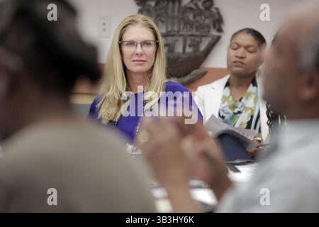 16. November 2017 - Miami, FL, USA - Michele King Soffer, (Mitte) hört während eines Workshops im Little Haiti Cultural Center mit Mitgliedern der haitianischen Gemeinde zu. Soffer ist mit Donald Soffer verheiratet, dem Entwickler von Aventura und der Marke Turnberry Isle und ist haitianischer Herkunft. Sie unterstützt ein Waisenhaus in Haiti und ist am Ayiti Community Trust beteiligt, der 20 Millionen US-Dollar für Basisorganisationen in Haiti sammeln will. (Bild: © Jose A. Iglesias/TNS via ZUMA Wire) Stockfoto