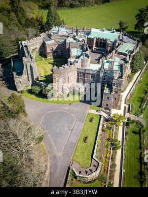 Blick aus der Vogelperspektive auf Berkeley Castle in Gloucestershire, England, mit mittelalterlicher Architektur, Türmchen und Landschaftsgärten. Stockfoto