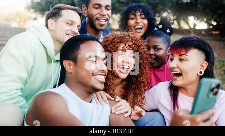 In den Sommerferien haben verschiedene Freunde Spaß in der Park City. Eine Gruppe von Leuten lächelt in die Kamera, um ein Selfie im Reiseurlaub zu machen Stockfoto