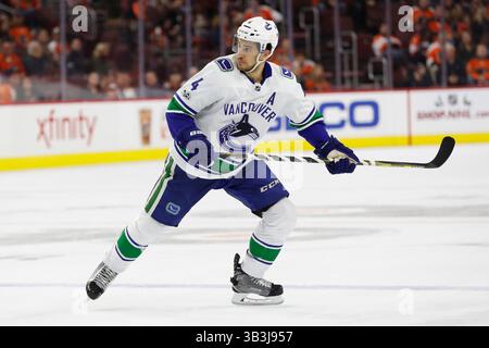 21. November 2017: Michael Del Zotto, Verteidiger der Vancouver Canucks (4), im NHL-Spiel zwischen den Vancouver Canucks und den Philadelphia Flyers im Well Fargo Center in Philadelphia, Pennsylvania. Die Vancouver Canucks gewannen mit 5:2. Christopher SzagolaCal Sport Media (Kreditbild: &Copy; Chris Szagola/CSM via ZUMA Wire) Stockfoto