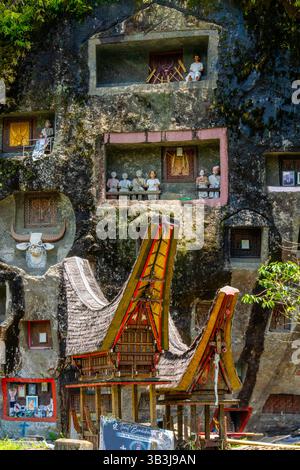 Lo’Ko Mata ist eine bekannte Grabstätte mit mehr als 20 Grabkammern in den großen Felsen Tana Toraja, Sulawesi, Indonesien. Die Position o Stockfoto