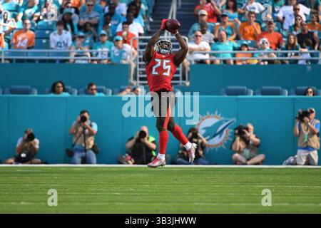 19. November 2017: Peyton Barber #25 von Tampa Bay in Aktion während des NFL-Fußballspiels zwischen den Miami Dolphins und den Tampa Bay Buccaneers im Hard Rock Stadium in Miami Gardens FL. Die Buccaneers besiegten die Dolphins 30-20.(Credit Image: &Copy; JC Ridley/CSM via ZUMA Wire) Stockfoto