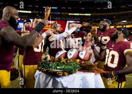 23. November 2017: Die Spieler der Washington Redskins feiern nach dem Spiel während des Spiels zwischen den New York Giants und den Washington Redskins im FedExField in Landover, Maryland. Scott Taetsch/CSM(Kreditbild: &Copy; Scott Taetsch/CSM via ZUMA Wire) Stockfoto