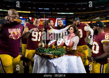23. November 2017: Die Spieler der Washington Redskins feiern nach dem Spiel während des Spiels zwischen den New York Giants und den Washington Redskins im FedExField in Landover, Maryland. Scott Taetsch/CSM(Kreditbild: &Copy; Scott Taetsch/CSM via ZUMA Wire) Stockfoto