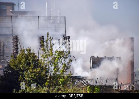 London, Großbritannien. April 2025. Rauch steigt nach einem Brand in einer elektrischen Unterstation in Maida Vale auf. Die Brandursache ist derzeit nicht bekannt. Quelle: SOPA Images Limited/Alamy Live News Stockfoto