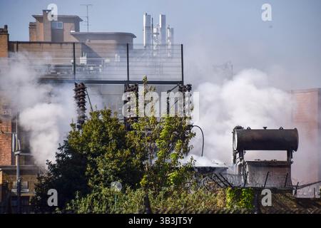 London, Großbritannien. April 2025. Rauch steigt nach einem Brand in einer elektrischen Unterstation in Maida Vale auf. Die Brandursache ist derzeit nicht bekannt. Quelle: SOPA Images Limited/Alamy Live News Stockfoto