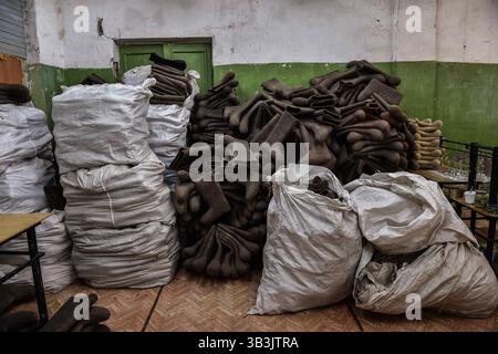 6. Dezember 2016 - Syktyvkar, Komi Republik, Russland - das Endprodukt klassischer Wollstiefel, das in der Fabrik gesehen wird. Herstellung traditioneller russischer Schuhe aus Wolle in der Wollschuhfabrik Vylgort. Die Wollschuhfabrik Vylgort produziert seit über 75 Jahren Schuhe. (Bild: © Sergey Parshukov/SOPA via ZUMA Wire) Stockfoto