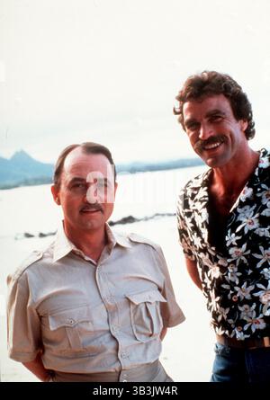 9. November 2017 – JOHN BENEDICT HILLERMAN (* 20. Dezember 1932, gestorben am 9. November 2017) war ein US-amerikanischer Schauspieler, der vor allem für seine Hauptrolle als Jonathan Quayle Higgins III in der Fernsehsendung Magnum, P.I., bekannt war. Für seine Rolle als Higgins erhielt Hillerman fünf Nominierungen für den Golden Globe (1981) und vier Nominierungen für den Emmy (1987). 1999 zog er sich aus der Schauspielerei zurück. Abbildung: 15. Juni 1980 - Oahu - John Hillerman, Tom Selleck auf Magnum PI TV-Gerät. (Kreditbild: © Universal Television/Entertainment Pictures/ZUMAPRESS.com) Stockfoto