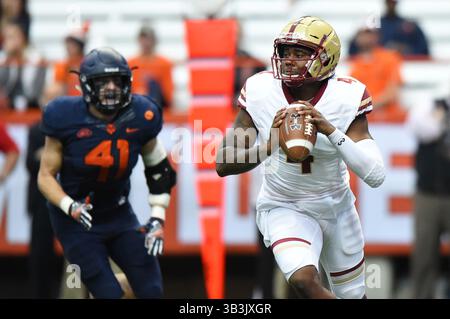 25. November 2017: Der Boston College Eagles Quarterback Darius Wade (4) krabbelt während der ersten Hälfte eines NCAA-Fußballspiels am Samstag, 25. November 2017 im Carrier Dome in Syracuse, New York, vor Syracuse Orange Linebacker Ryan Guthrie (41) aus der Tasche. Rich Barnes/CSM(Kreditbild: &Copy; Rich Barnes/CSM via ZUMA Wire) Stockfoto
