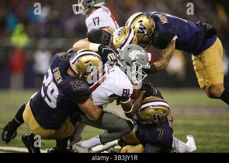 Am 25. November 2017 wird der Wide Receiver Renard Bell (81) von Husky-Verteidigern bei einem Spiel zwischen den Washington State Cougars und den Washington Huskies am 25. November 2017 im Alaska Airlines Field im Husky Stadium in Seattle, WA, niedergeschlagen. Sean Brown/CSM(Credit Image: &Copy; Sean Brown/CSM via ZUMA Wire) Stockfoto
