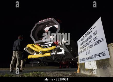9. November 2017 - Wallops Island, Virginia, USA - die ATK Antares-Rakete wird von der Horizontal Integration Facility (HIF) zum Start von Pad-0A am Donnerstag, November, gestartet. 9, 2017 in der Wallops Flight Facility der NASA in Virginia. Die 8. Von der NASA vertraglich vereinbarte Fracht-Nachschub-Mission von Orbital ATK zur Internationalen Raumstation wird über 7.400 Pfund Wissenschaft und Forschung, Besatzungsbedarf und Fahrzeugausrüstung an das Orbitallabor und seine Besatzung liefern. (Kreditbild: © Bill Ingalls/NASA via ZUMA Wire/ZUMAPRESS.com) Stockfoto
