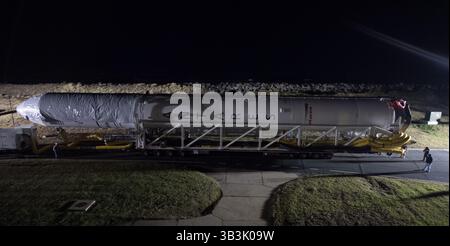 9. November 2017 - Wallops Island, Virginia, USA - die ATK Antares-Rakete wird von der Horizontal Integration Facility (HIF) zum Start von Pad-0A am Donnerstag, November, gestartet. 9, 2017 in der Wallops Flight Facility der NASA in Virginia. Die 8. Von der NASA vertraglich vereinbarte Fracht-Nachschub-Mission von Orbital ATK zur Internationalen Raumstation wird über 7.400 Pfund Wissenschaft und Forschung, Besatzungsbedarf und Fahrzeugausrüstung an das Orbitallabor und seine Besatzung liefern. (Kreditbild: © Bill Ingalls/NASA via ZUMA Wire/ZUMAPRESS.com) Stockfoto