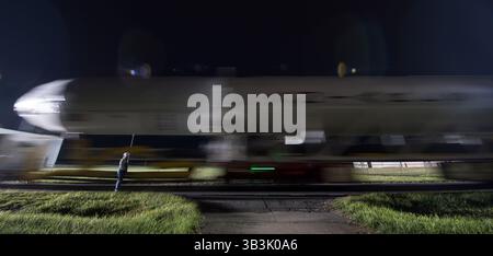 9. November 2017 - Wallops Island, Virginia, USA - die ATK Antares-Rakete wird von der Horizontal Integration Facility (HIF) zum Start von Pad-0A am Donnerstag, November, gestartet. 9, 2017 in der Wallops Flight Facility der NASA in Virginia. Die 8. Von der NASA vertraglich vereinbarte Fracht-Nachschub-Mission von Orbital ATK zur Internationalen Raumstation wird über 7.400 Pfund Wissenschaft und Forschung, Besatzungsbedarf und Fahrzeugausrüstung an das Orbitallabor und seine Besatzung liefern. (Kreditbild: © Bill Ingalls/NASA via ZUMA Wire/ZUMAPRESS.com) Stockfoto