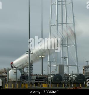 9. November 2017 - Wallops Island, Virginia, USA - dieses Langzeitfoto zeigt die Orbital ATK Antares-Rakete mit der Cygnus-Raumsonde an Bord, die am Donnerstag, November auf der Startfläche 0A in die vertikale Position gebracht wird. 9, 2017 in der Wallops Flight Facility der NASA in Virginia. Die 8. Von der NASA vertraglich vereinbarte Fracht-Nachschub-Mission von Orbital ATK zur Internationalen Raumstation wird über 7.400 Pfund Wissenschaft und Forschung, Besatzungsbedarf und Fahrzeugausrüstung an das Orbitallabor und seine Besatzung liefern. (Kreditbild: © Bill Ingalls/NASA via ZUMA Wire/ZUMAPRESS.com) Stockfoto