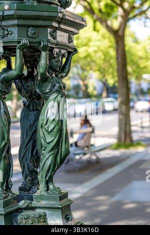 Wallace Fountain, ein öffentlicher Trinkbrunnen, der 1870 in den Straßen von Paris errichtet wurde Stockfoto
