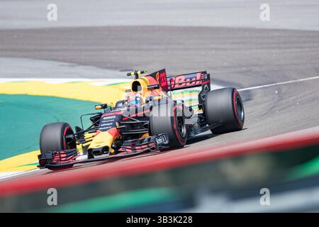 10. November 2017 - Sao Paulo, Brasilien - 33 MAX VERSTAPPEN (NED) von Red Bull Racing, fährt während des kostenlosen Trainingstages für den Formel-1-Grand-Prix von Brasilien auf der Interlagos-Strecke in Sao Paulo, Brasilien. Der große preis wird am kommenden Sonntag, dem 12. November, gefeiert. (Kreditbild: © Paulo Lopes via ZUMA Wire) Stockfoto
