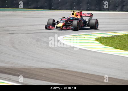 10. November 2017 - Sao Paulo, Sao Paulo, Brasilien - 33 MAX VERSTAPPEN (NED) von Red Bull Racing, fährt während des kostenlosen Trainingstages für den Formel-1-Grand-Prix von Brasilien auf der Strecke Interlagos in Sao Paulo, Brasilien. Der große preis wird am kommenden Sonntag, dem 12. November, gefeiert. (Kreditbild: © Paulo Lopes via ZUMA Wire) Stockfoto