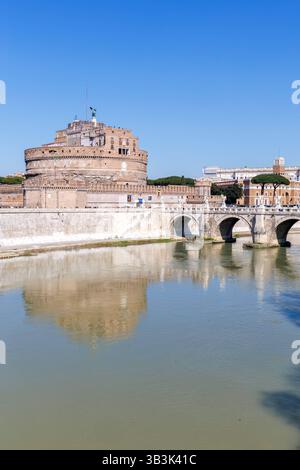 Historische Engelsburg mit Engelsbrücke und Fluss Tiber in Rom, Italien Rom, Italien - 5. März 2025: Historische Engelsburg mit Engelsbrücke und Fluss Tiber in Rom, Italien. *** Historisches Castel Santangelo mit Engelsbrücke und Tiber in Rom, Italien Rom, Italien 5. März 2025 Historisches Castel Santangelo mit Engelsbrücke und Tiber in Rom, Italien Stockfoto