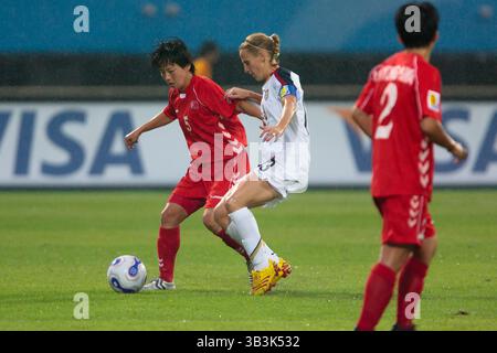 Song Jong-SUN aus Nordkorea (L) wird von der US-Mannschaftskapitän Kristine Lilly (R) während eines Spiels der FIFA Frauen-Weltmeisterschaft Gruppe B am 11. September 2007 im Chengdu Sports Center Stadium in Chengdu, China, unter Druck gesetzt. Nur redaktionelle Verwendung. Kommerzielle Nutzung verboten. Stockfoto
