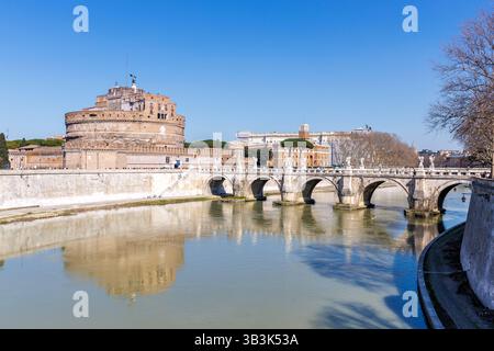 Historische Engelsburg mit Engelsbrücke und Fluss Tiber in Rom, Italien Rom, Italien - 5. März 2025: Historische Engelsburg mit Engelsbrücke und Fluss Tiber in Rom, Italien. *** Historisches Castel Santangelo mit Engelsbrücke und Tiber in Rom, Italien Rom, Italien 5. März 2025 Historisches Castel Santangelo mit Engelsbrücke und Tiber in Rom, Italien Stockfoto