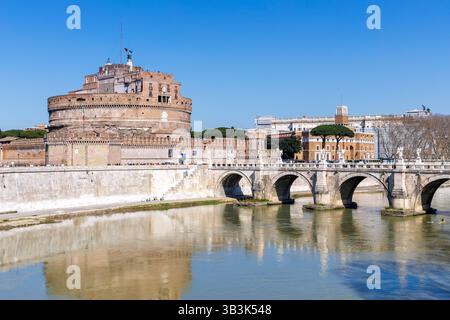 Historische Engelsburg mit Engelsbrücke und Fluss Tiber in Rom, Italien Rom, Italien - 5. März 2025: Historische Engelsburg mit Engelsbrücke und Fluss Tiber in Rom, Italien. *** Historisches Castel Santangelo mit Engelsbrücke und Tiber in Rom, Italien Rom, Italien 5. März 2025 Historisches Castel Santangelo mit Engelsbrücke und Tiber in Rom, Italien Stockfoto