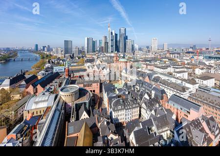Frankfurt Skyline Hochhäuser in der Innenstadt mit Römer und Fluss Main von oben in Frankfurt, Deutschland Frankfurt, Deutschland - 11. April 2025: Frankfurt Skyline Hochhäuser in der Innenstadt mit Römer und Fluss Main von oben in Frankfurt, Deutschland. *** Frankfurter Skyline-Wolkenkratzer im Stadtzentrum mit Römer und Main von oben in Frankfurt, Deutschland 11. April 2025 Frankfurt Skyline-Wolkenkratzer im Stadtzentrum mit Römer und Main von oben in Frankfurt, Deutschland Stockfoto