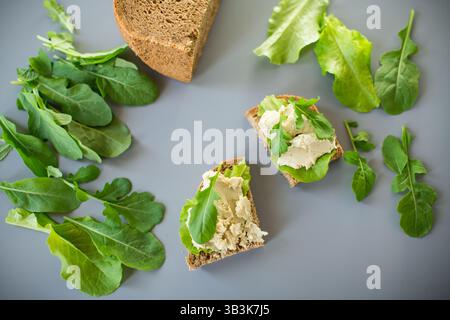 Hausgemachtes Roggenbrot mit Heringpaste und Rucola. Stockfoto