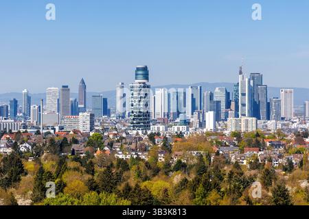 Frankfurt Skyline Hochhäuser mit Banken von oben in Frankfurt, Deutschland Frankfurt, Deutschland - 11. April 2025: Frankfurt Skyline Hochhäuser mit Banken von oben in Frankfurt, Deutschland. *** Frankfurter Skyline-Wolkenkratzer mit Banken von oben in Frankfurt, Deutschland 11. April 2025 Frankfurter Skyline-Wolkenkratzer mit Banken von oben in Frankfurt, Deutschland Stockfoto