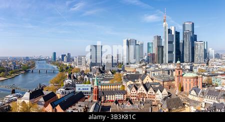 Frankfurt Skyline Hochhäuser in der Innenstadt mit Römer und Fluss Main Panorama von oben in Frankfurt, Deutschland Frankfurt, Deutschland - 11. April 2025: Frankfurt Skyline Hochhäuser in der Innenstadt mit Römer und Fluss Main Panorama von oben in Frankfurt, Deutschland. *** Frankfurt Skyline Wolkenkratzer im Stadtzentrum mit Römer und Main Panorama von oben in Frankfurt, Deutschland 11 April 2025 Frankfurt Skyline Wolkenkratzer im Stadtzentrum mit Römer und Main Panorama von oben in Frankfurt, Deutschland Stockfoto