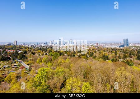 Frankfurt Skyline Hochhäuser mit Banken von oben in Frankfurt, Deutschland Frankfurt, Deutschland - 11. April 2025: Frankfurt Skyline Hochhäuser mit Banken von oben in Frankfurt, Deutschland. *** Frankfurt Skyline Wolkenkratzer mit Banken von oben in Frankfurt, Deutschland 11. April 2025 Frankfurt Skyline Wolkenkratzer mit Banken von oben in Frankfurt, Deutschland Stockfoto