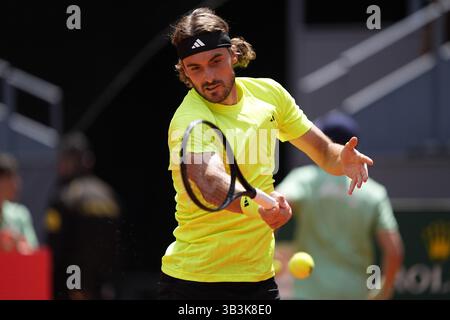 Stefanos Tsitsipas aus Griechenland im Kampf gegen Lorenzo Musetti aus Italien während der Mutua Madrid Open 2025, ATP Masters 1000 und WTA 1000, Tennisturnier am 29. April 2025 in Caja Magica in Madrid, Spanien Stockfoto