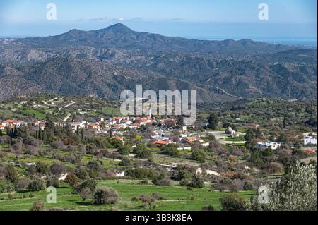 Malerischer Blick auf das Dorf Kano Lefkara, eingebettet in die Troodos-Berge, mit dem mittelmeer im Hintergrund, mit Blick auf das wunderschöne Zypern-lan Stockfoto