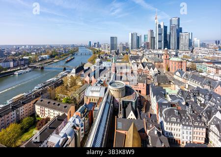 Frankfurt Skyline Hochhäuser in der Innenstadt mit Römer und Fluss Main von oben in Frankfurt, Deutschland Frankfurt, Deutschland - 11. April 2025: Frankfurt Skyline Hochhäuser in der Innenstadt mit Römer und Fluss Main von oben in Frankfurt, Deutschland. *** Frankfurter Skyline-Wolkenkratzer im Stadtzentrum mit Römer und Main von oben in Frankfurt, Deutschland 11. April 2025 Frankfurt Skyline-Wolkenkratzer im Stadtzentrum mit Römer und Main von oben in Frankfurt, Deutschland Stockfoto