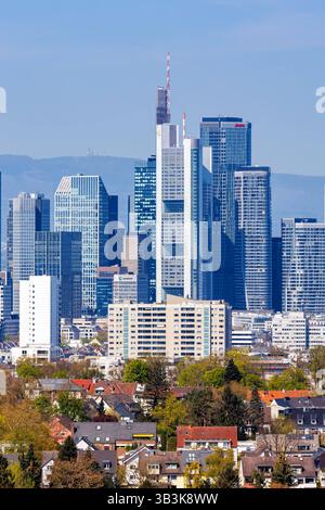 Frankfurt Skyline Hochhäuser mit Banken von oben in Frankfurt, Deutschland Frankfurt, Deutschland - 11. April 2025: Frankfurt Skyline Hochhäuser mit Banken von oben in Frankfurt, Deutschland. *** Frankfurter Skyline-Wolkenkratzer mit Banken von oben in Frankfurt, Deutschland 11. April 2025 Frankfurter Skyline-Wolkenkratzer mit Banken von oben in Frankfurt, Deutschland Stockfoto
