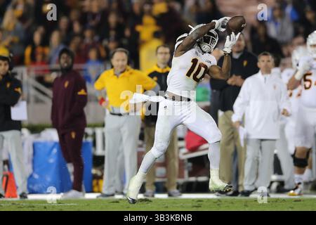 11. November 2017: Der Wide Receiver der Arizona State Sun Devils Kyle Williams (10) macht einen tiefen Fang hinter den Bruins Secondary für einen großen Gewinn im Spiel zwischen den Arizona State Sun Devils und den UCLA Bruins, The Rose Bowl in Pasadena, CA. Peter Joneleit(Credit Image: &Copy; Peter Joneleit/CSM via ZUMA Wire) Stockfoto