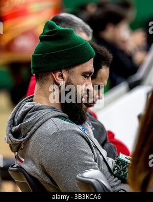 ISTANBUL, TÜRKEI - 10. FEBRUAR 2025: Vincent Poirier von Anadolu Efes sitzt auf der Bank wegen einer Knöchelverletzung während der türkischen Super League Regular Stockfoto