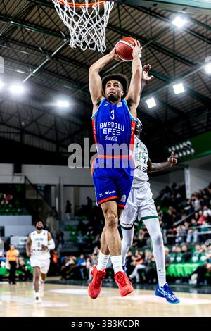 ISTANBUL, TÜRKEI - 10. FEBRUAR 2025: Jordan Nwora, Nummer 3 von Anadolu Efes, im regulären Saisonspiel der türkischen Super League zwischen Anadolu Efe Stockfoto